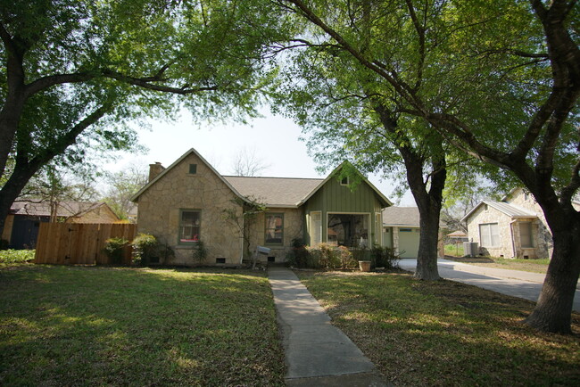 Building Photo - 268 Lovera Blvd Rental
