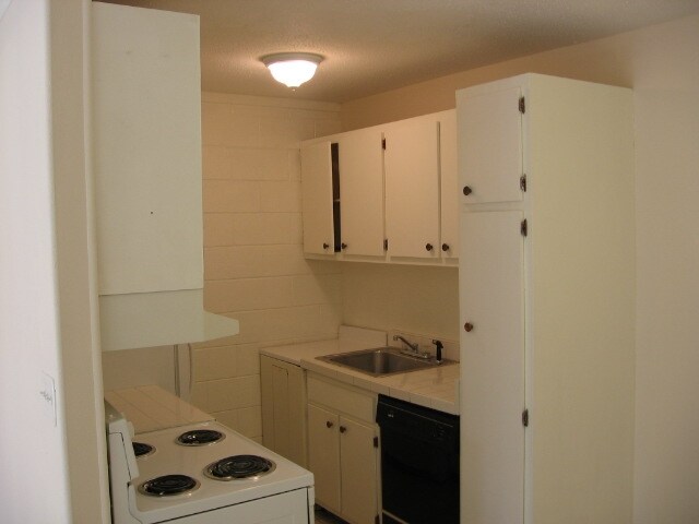 Kitchen - Golf Meadow Apartments