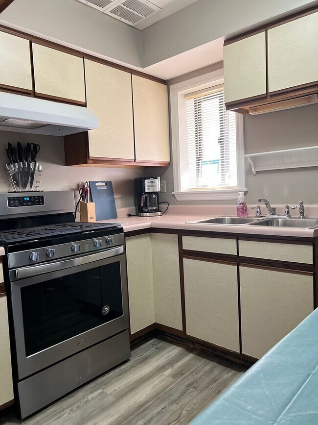 Photo - 740 Rossmore Ave