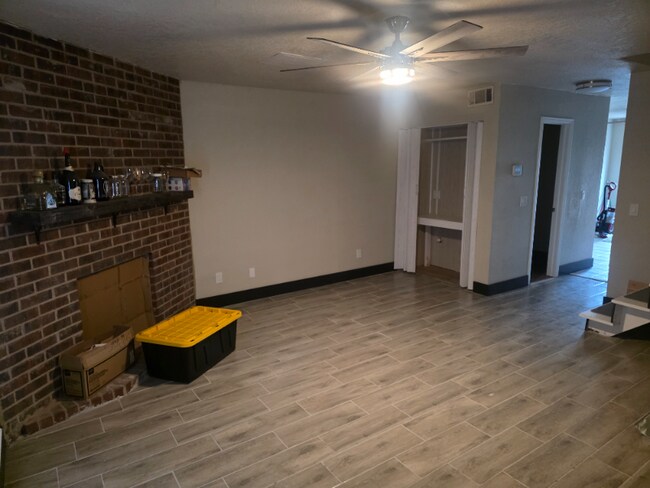 Building Photo - 1327 Eastgate Dr