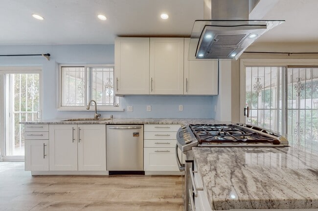 Photo - 612 Truman St SE