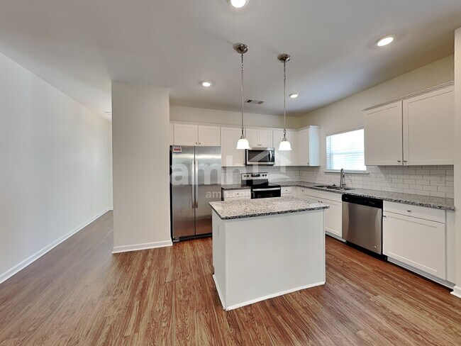 Photo - 168 Landsdown Xing