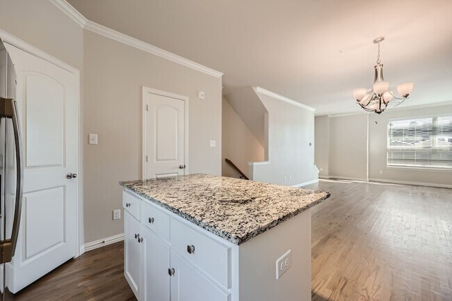 Photo - 301 E Lamar St