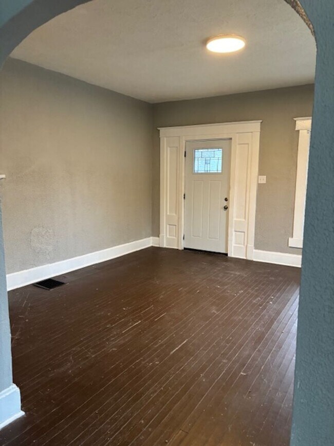 Photo - 4 bedroom House On Lasalle St!