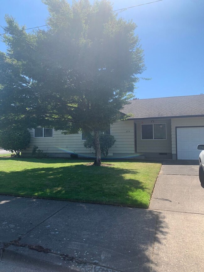 Hayden Bridge Single Level Duplex Rental House Rental in Springfield