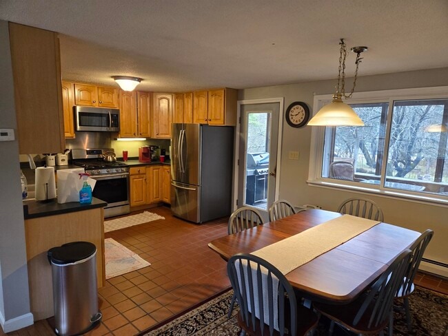 Building Photo - 15 Broomstick Ln