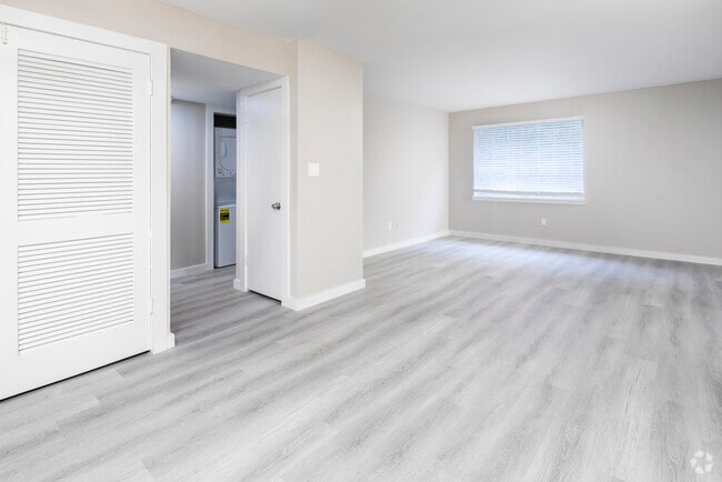 2 beds, 1 bath, 900 sq ft