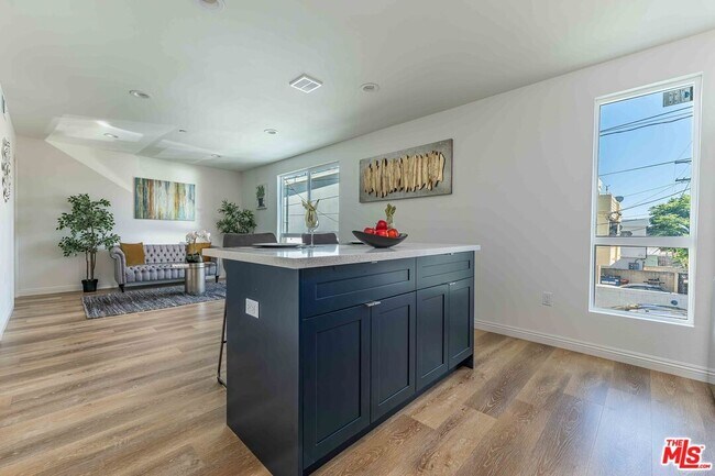 Photo - 815 N Kingsley Dr