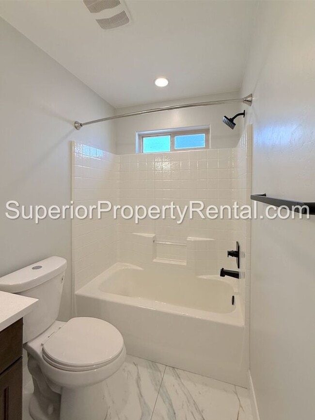 Photo - 4 bed, 2.5 bath duplex w/2 car garage