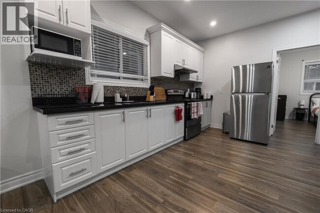 Photo - 106 Spadina Ave