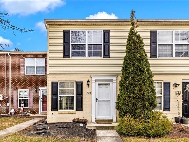 Photo - 584 Cotswold Ct