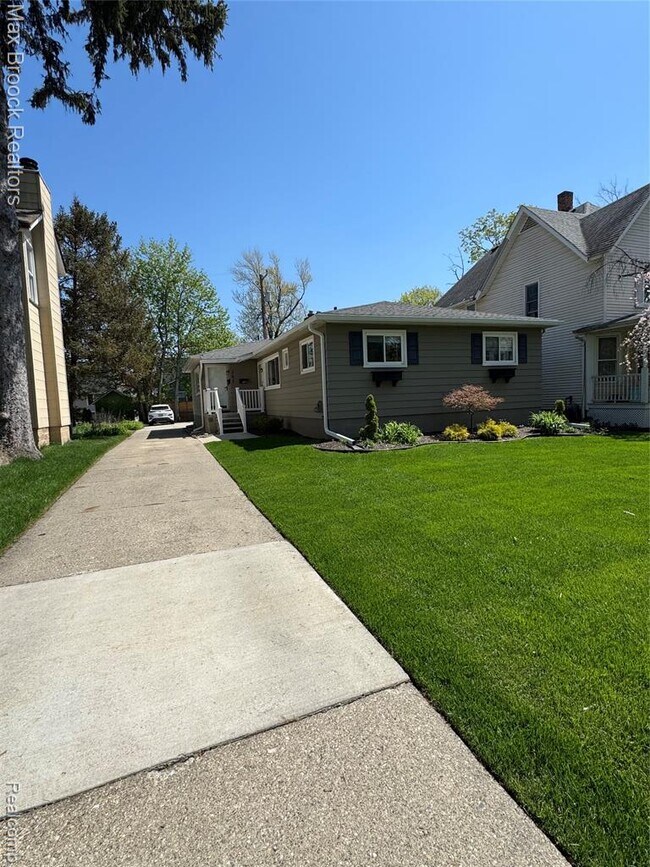 Building Photo - 252 N Harvey St Unit 1