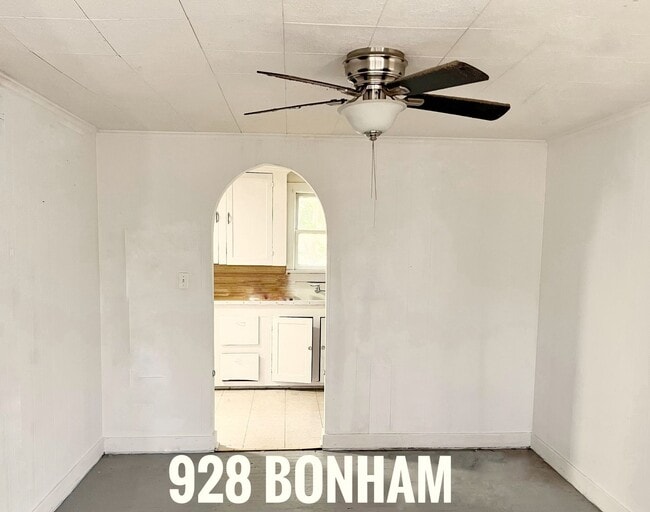 Building Photo - 928 S Bonham above garage apartment 1/2 of...