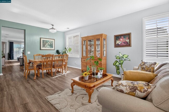 Photo - 281 Black Amber Way