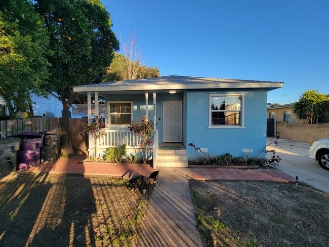 Building Photo - Renovated 3 Bed, 2 Bath 1122 Sqft front un... Rental