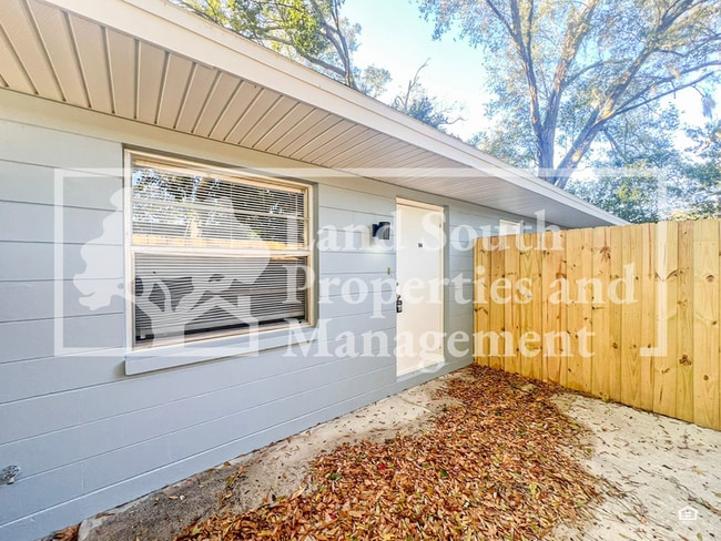 Building Photo - 817 W Carole St