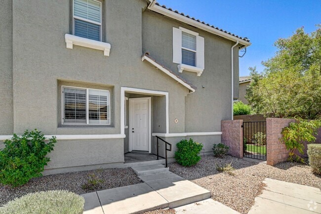 Building Photo - Stylish Townhome with Private Patio!