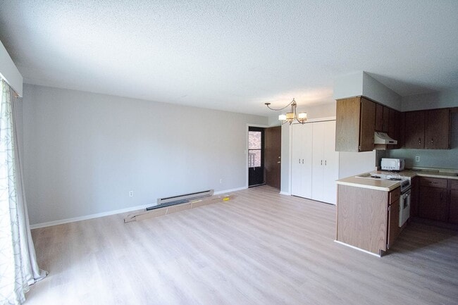 Photo - Nicely updated 2br condo in excellent NE location! Unit 13