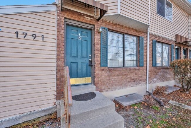 Photo - Awesome Rose Park Thouse in quiet community!