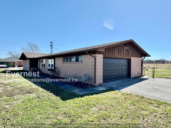 Photo - 3 Bed/2 Bath Home with Garage / Pet-Friendly / Available Now!