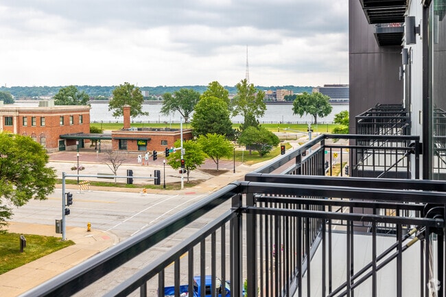 1BR, 1BA - 750 SF