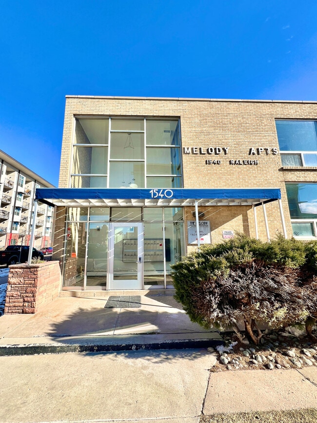 Bienvenido a Melody Apartments, donde el diseño moderno se combina con una vida cómoda. - Flats at Sloan's Lake West