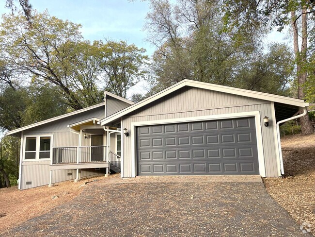 Building Photo - Open Floor plan single story home in beaut...