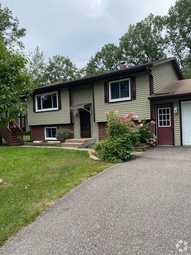 Building Photo - 4 Bedrooms, 2 Bathrooms Single Family Home...