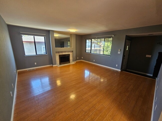 Building Photo - 1ngmar Unit UPPER Rental