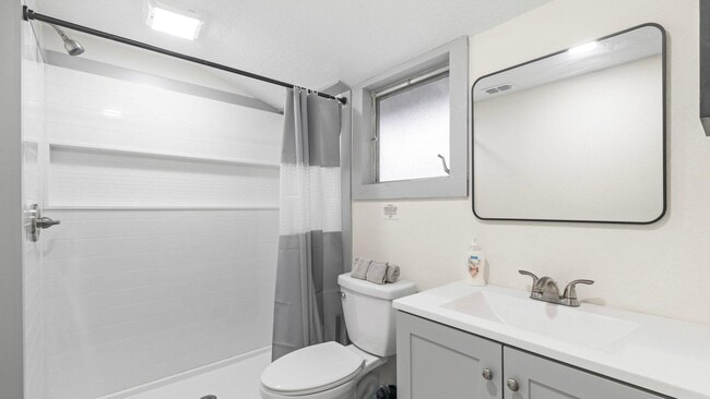 Photo - 219 W 41st St