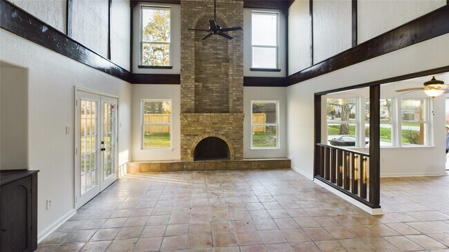 Photo - 556 Roanoke Dr