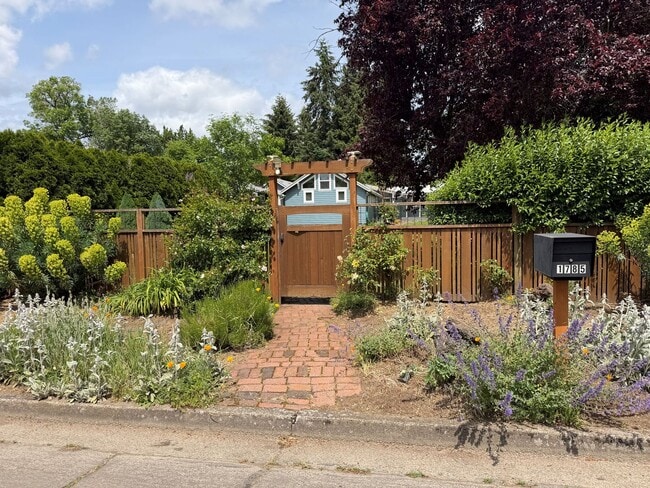 Building Photo - Luxury 1 bedroom 1 bath duplex in a great neighborhood!
