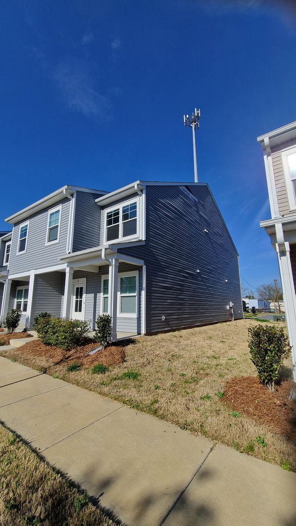 Building Photo - Brand New End-Unit Townhome | 3 BR/2.5BA | 1-Car Garage | Near Downtown Mooresville