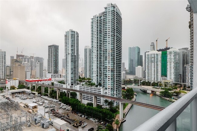 Building Photo - 185 SW 7th St Unit 2007