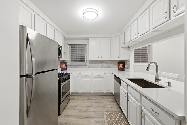 Kitchen - 3327 N Kenmore Ave Unit 1