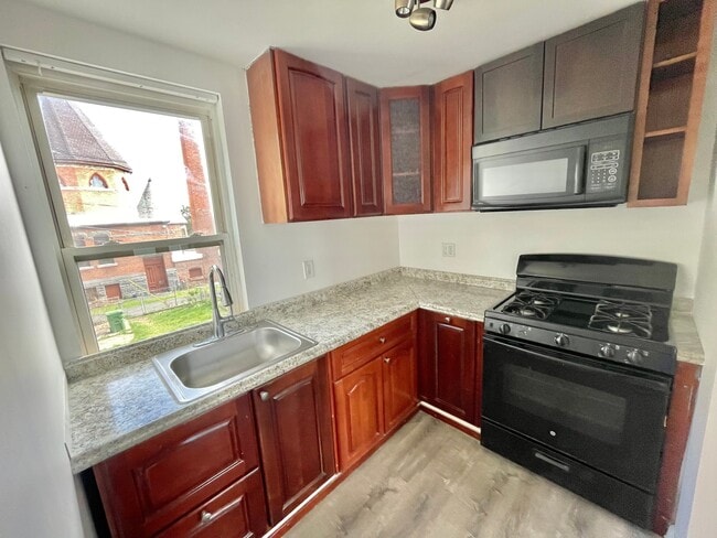 Building Photo - 84 Willow St