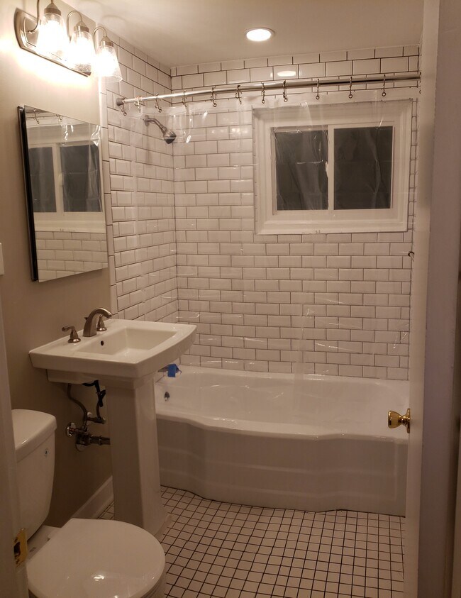 newly remodeled bathroom - 127 Stanton Ct W Unidad 127 Stanton Ct W