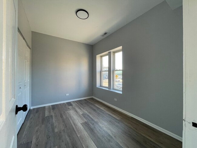 Photo - 3945 W Division St