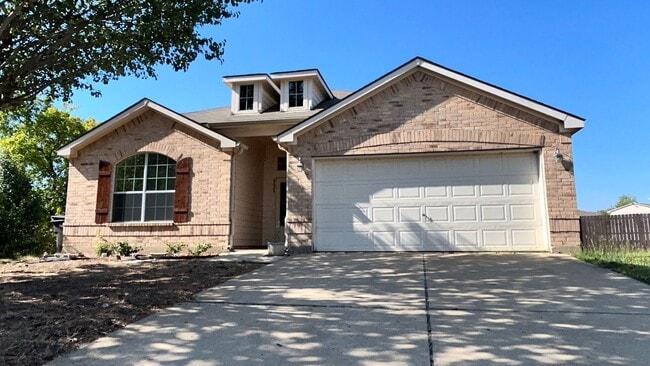 Move-in Ready Open Layout with a Huge Yard! - Move-in Ready Open Layout with a Huge Yard!