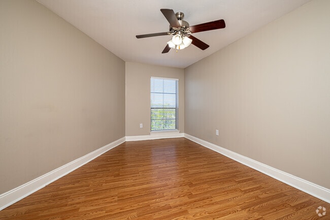 2BR, 2BA - 921SF - Primary Bedroom