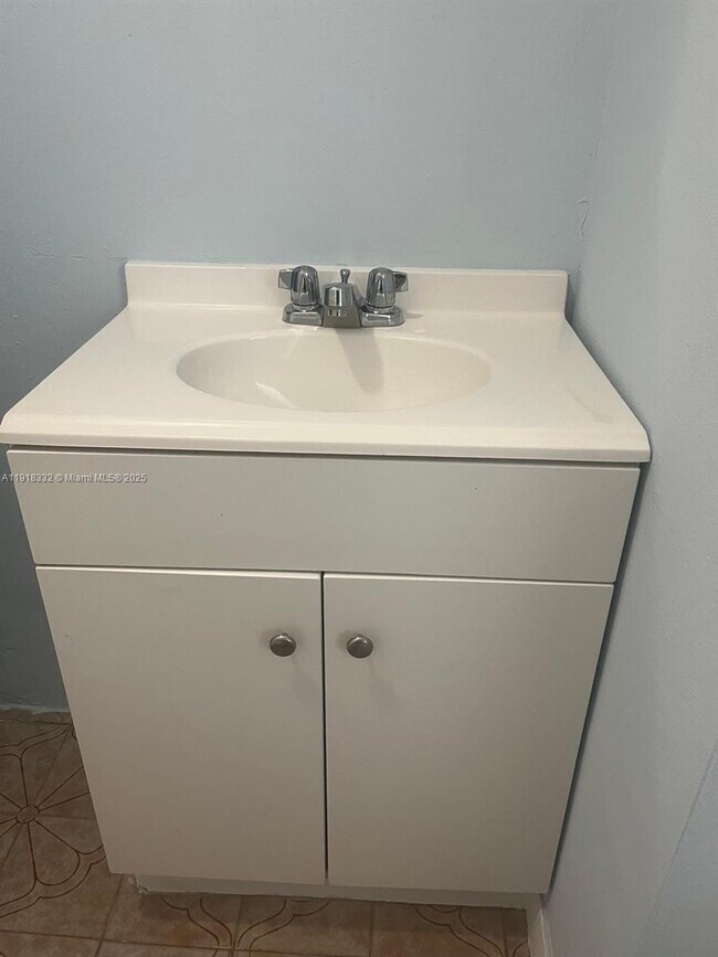 Photo - 671 E 12th Pl Unit b