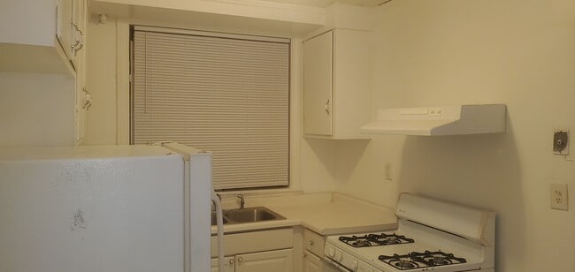 Building Photo - 6519 S Eberhart Ave Unit 1