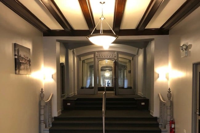 Lobby - 7020 S Jeffery Ave