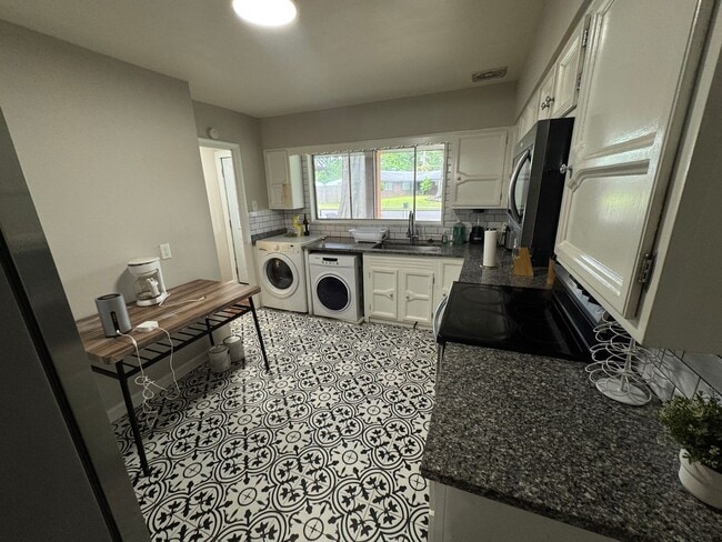 Photo - Cozy Freshly Updated 4BR/2BA on Green Acres- Available Now!!!
