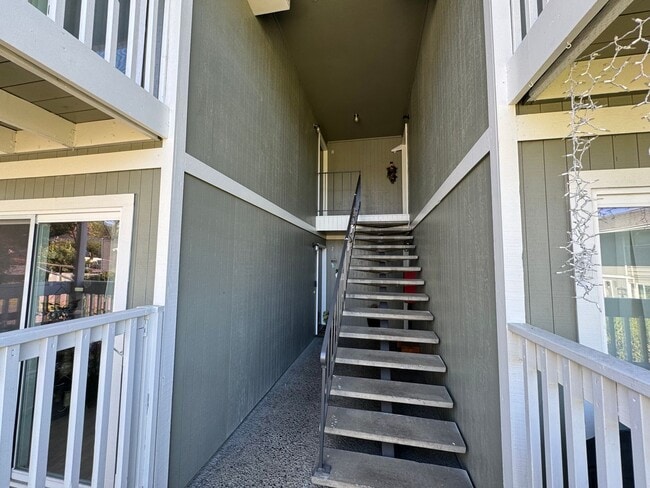 Photo - 2 Bedroom Upstairs apartment For Rent Loca...