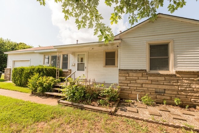 Photo - Beautiful 3 Bedroom, 1 Bath in Sand Springs!