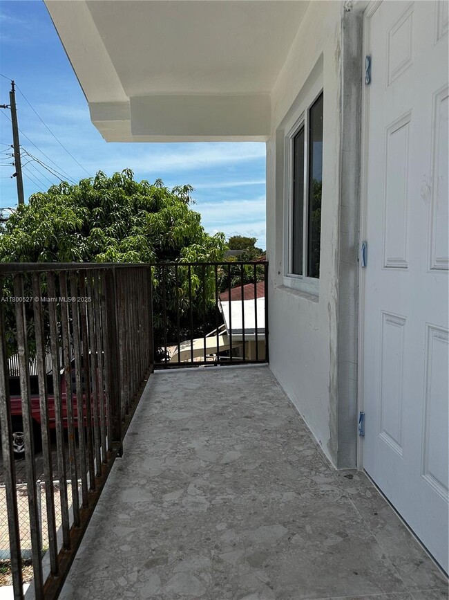Building Photo - 830 NW 23rd Ct Unit 828