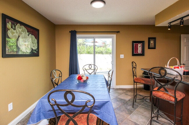 kitchen dining room combo - 405 Mimosa Ct Unit 405 Mimosa