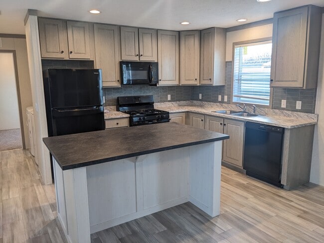 Building Photo - 10340 Midland Rd