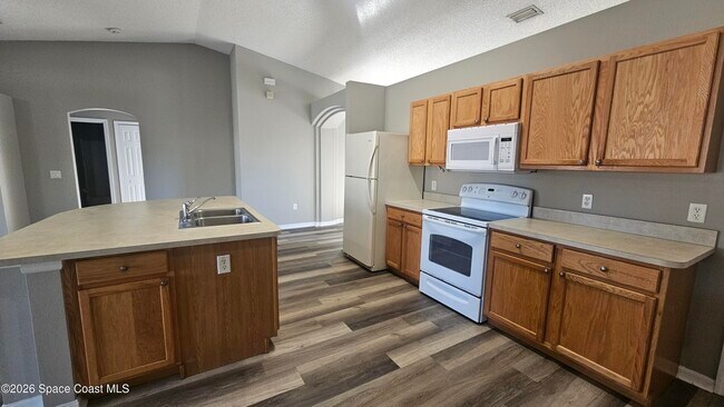 Photo - 249 Americana Blvd NE